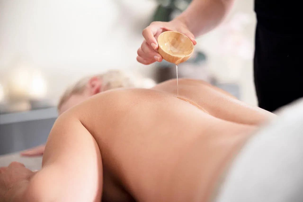 Расслабляющий массаж с ароматическим маслом в санатории.